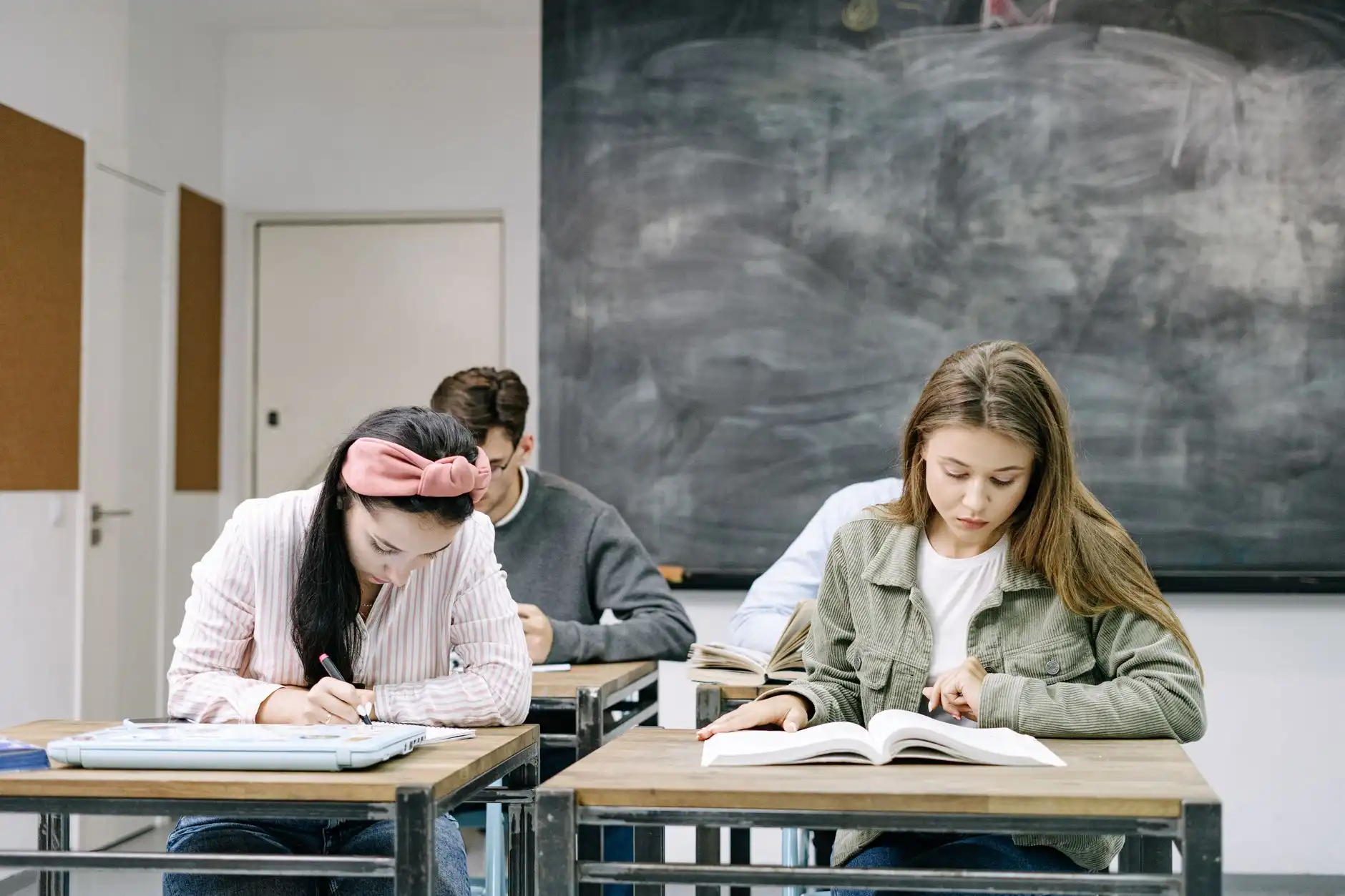 教学设备选型对比：智慧教育场景下的硬件配置与效能分析