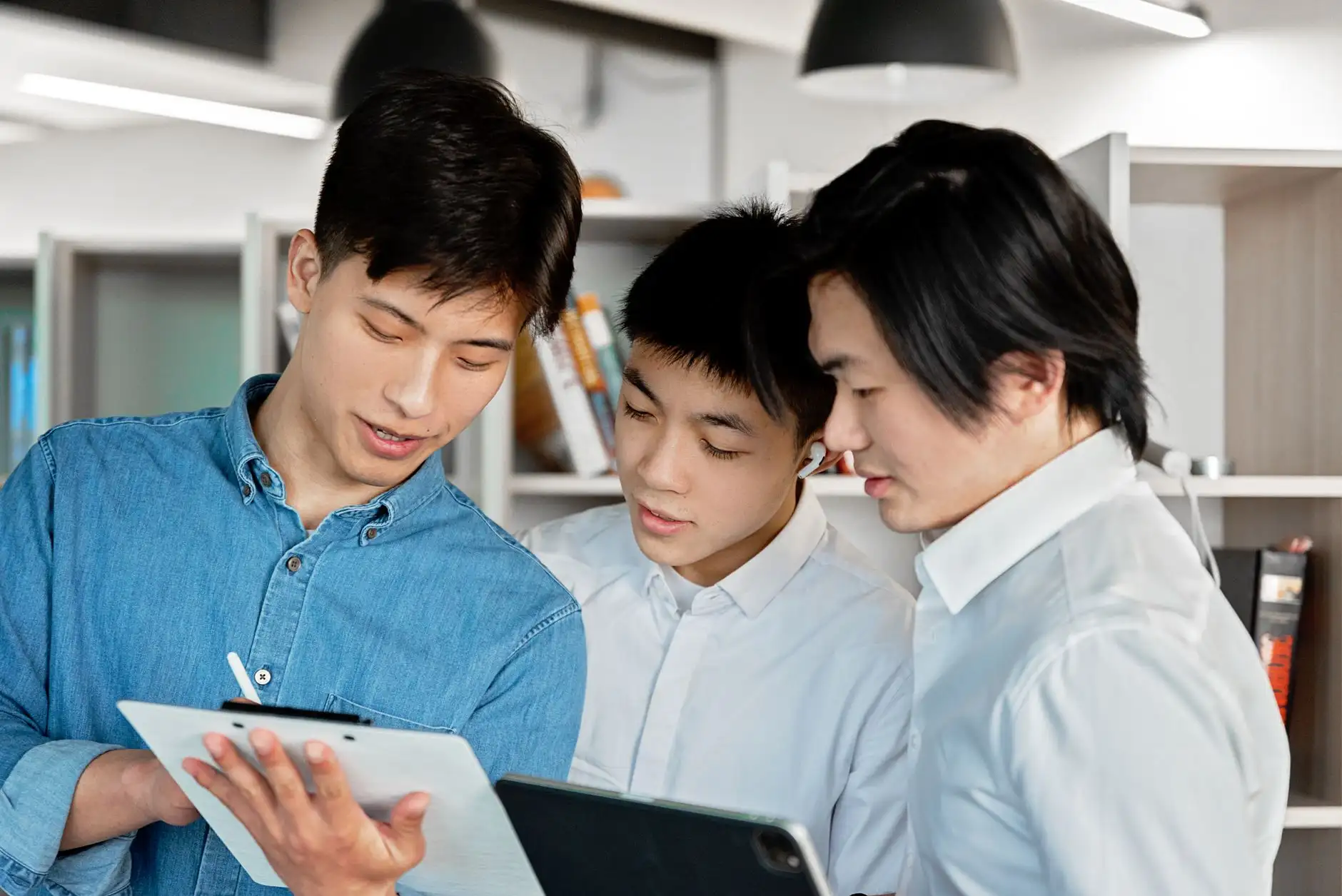 智慧教室建设中的教学设备选型要点与技术趋势分析