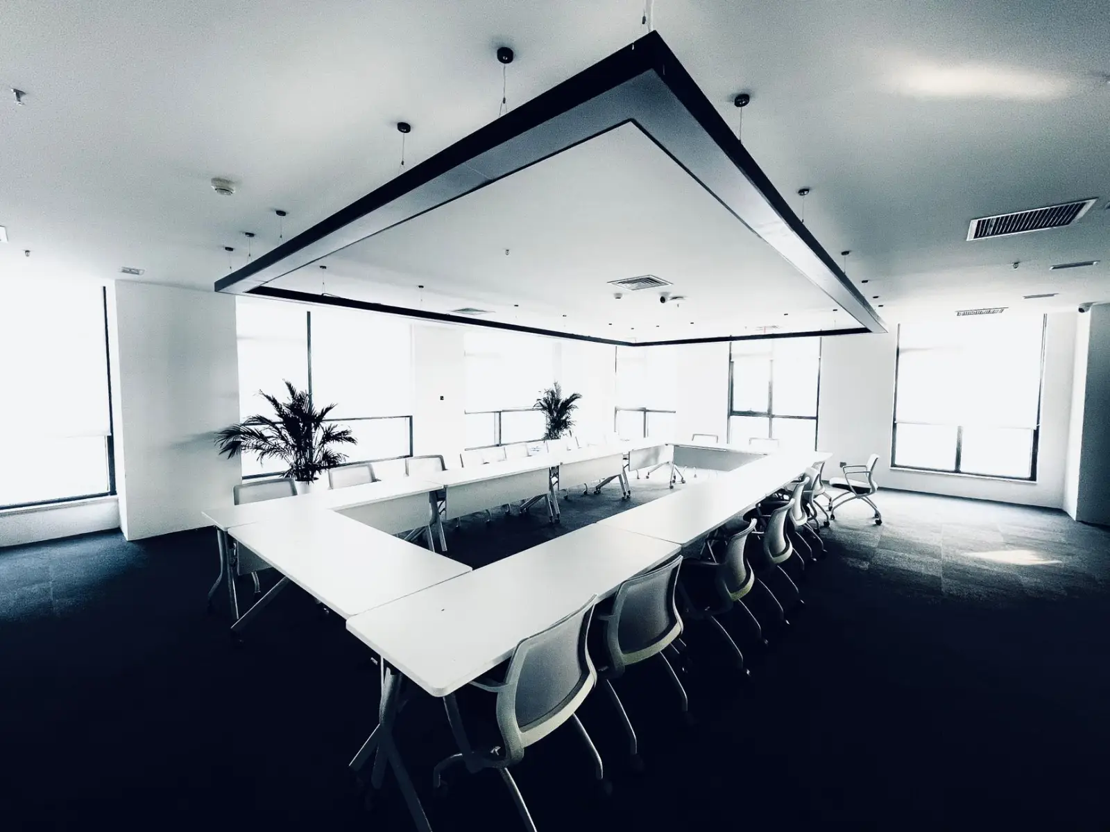 智慧教室建设方案解析：山东教育机构如何选择教学设备与教育科技服务