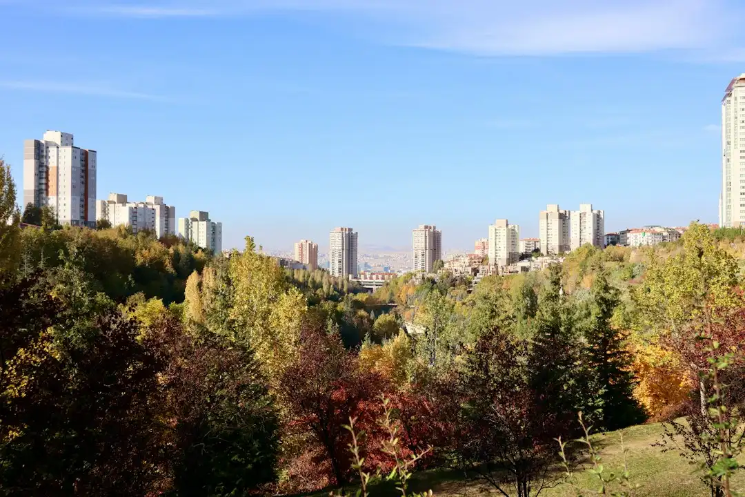山东智慧教室建设中的教学设备选型要点与技术趋势分析
